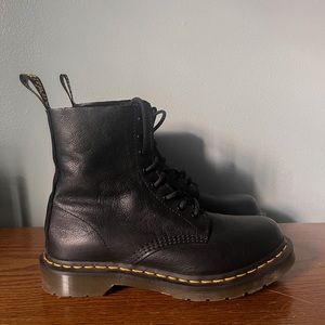 The iconic doc marties!! <3 MINT CONDITION. SIZE 8!